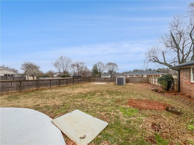 view of yard featuring a storage shed