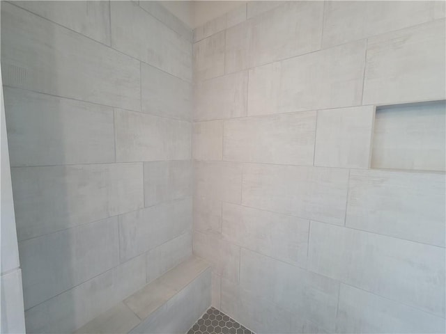 room details featuring a tile shower