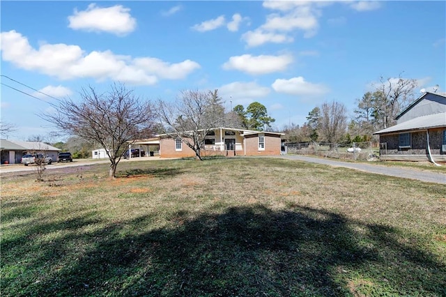 view of front of home featuring fence and a front lawn