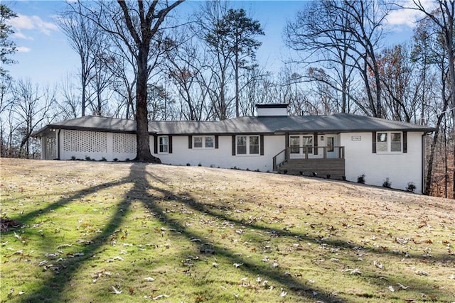 single story home with a front lawn