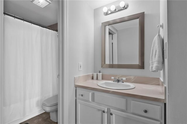 199 14th St NE Unit 2010, Atlanta, GA 30309 - full bath featuring toilet, curtained shower, vanity, and tile patterned floors