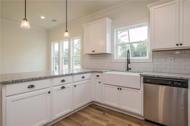 kitchen featuring visible vents, light wood-style flooring, a sink, stainless steel dishwasher, and crown molding