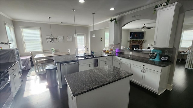kitchen with crown molding, a sink, dishwasher, a peninsula, and a ceiling fan