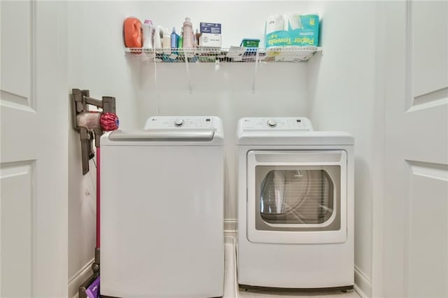 washroom featuring washing machine and clothes dryer