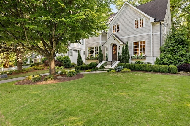 view of front facade featuring a front lawn