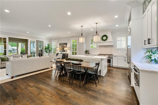 dining space featuring crown molding, plenty of natural light, dark wood-style floors, and recessed lighting