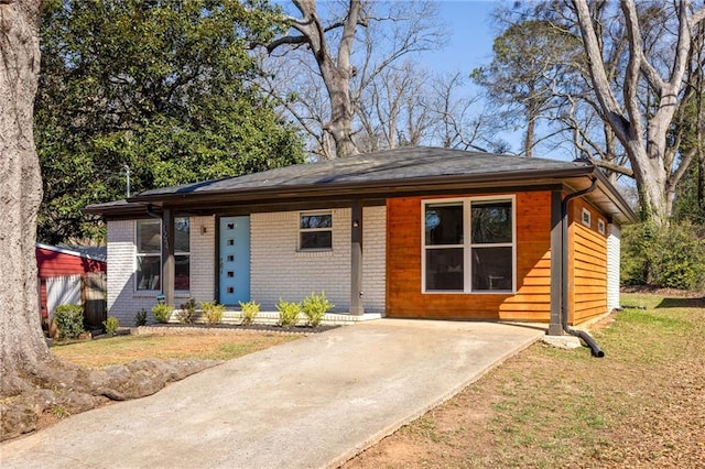 view of front of home featuring brick siding and a front yard