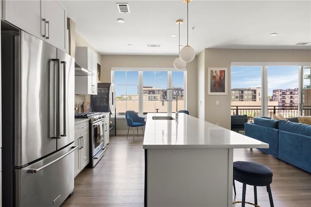22 Airline St NE Unit 403, Atlanta, GA 30312 - kitchen featuring stainless steel appliances, a sink, dark wood finished floors, an island with sink, and recessed lighting