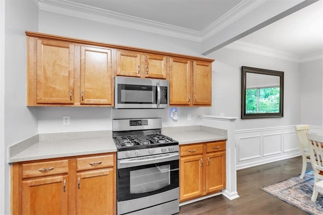 kitchen with stainless steel appliances, brown cabinetry, ornamental molding, dark wood-type flooring, and light countertops