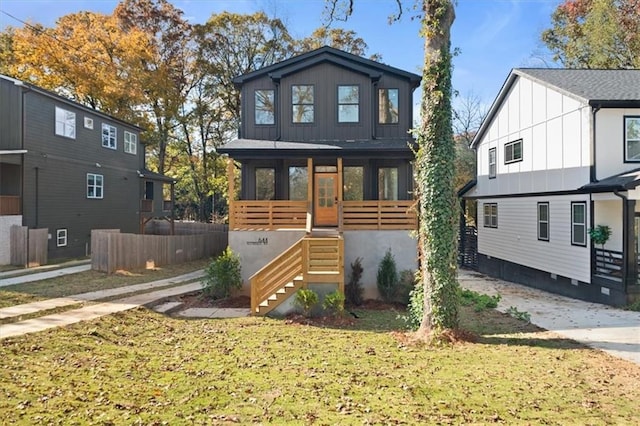 view of front of property featuring covered porch and a front lawn