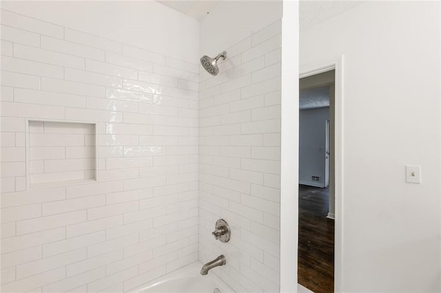 bathroom featuring tiled shower / bath combo