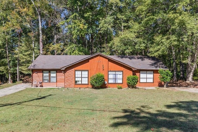 log cabin featuring a front yard