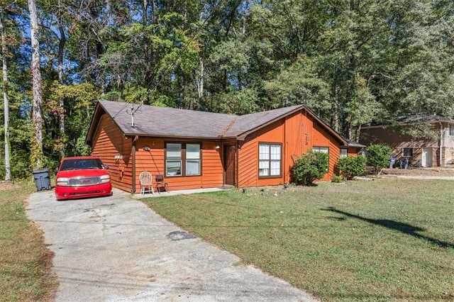 log cabin featuring a front yard