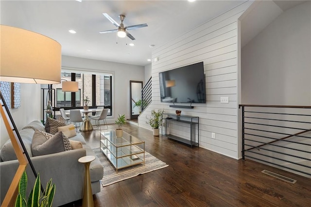 living room with a ceiling fan, visible vents, wood finished floors, and recessed lighting