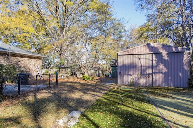 view of yard with an outdoor structure