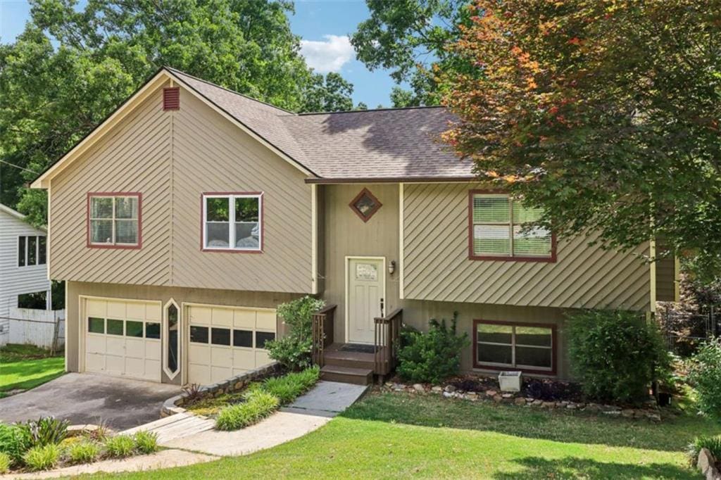 2958 Cordite Loop, Snellville, GA 30039 - split foyer home featuring driveway, a front yard, an attached garage, and a shingled roof
