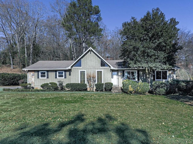 ranch-style house featuring a front yard