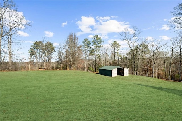 view of yard featuring an outdoor structure and a pole building