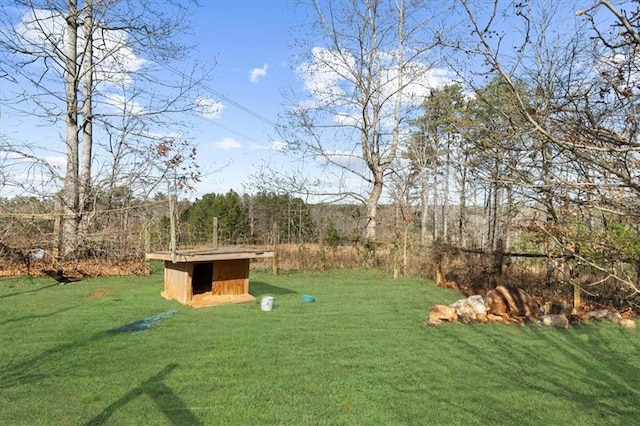 view of yard with an outdoor structure