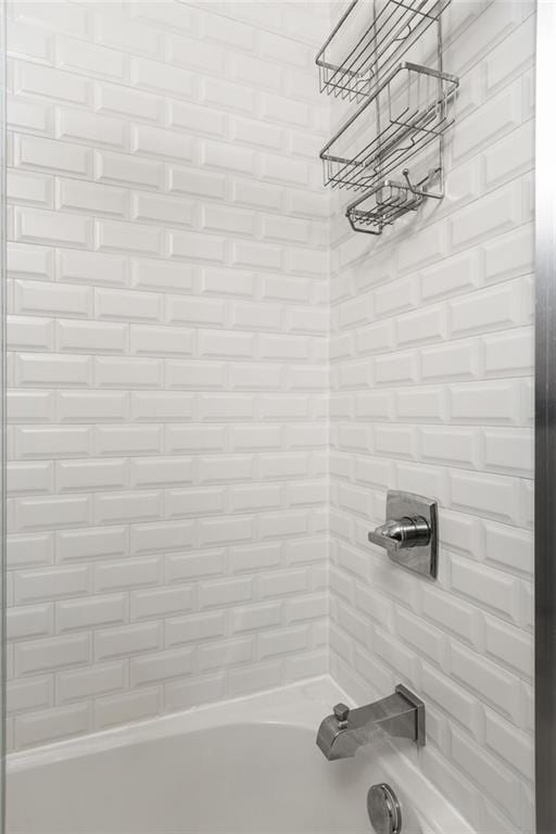 bathroom with tiled shower / bath