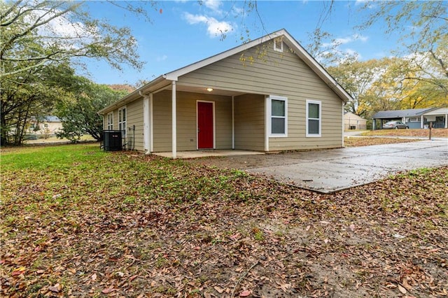 exterior space with cooling unit and a yard