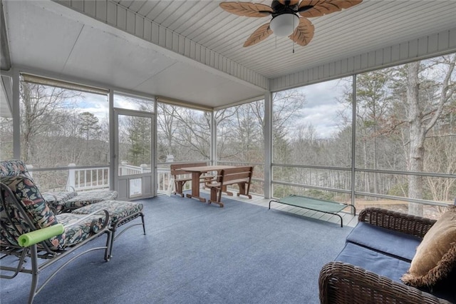 sunroom / solarium featuring a ceiling fan