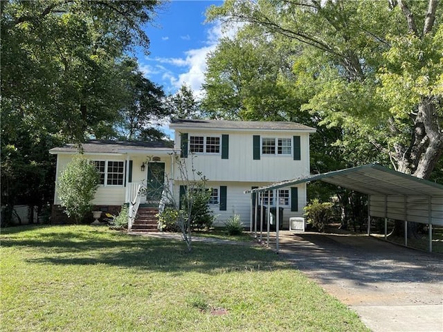 view of front of home with a carport and a front yard