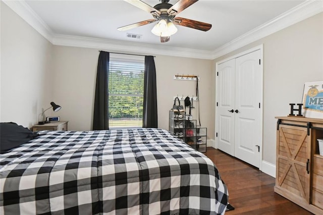 bedroom with ceiling fan, a closet, dark hardwood / wood-style flooring, and ornamental molding