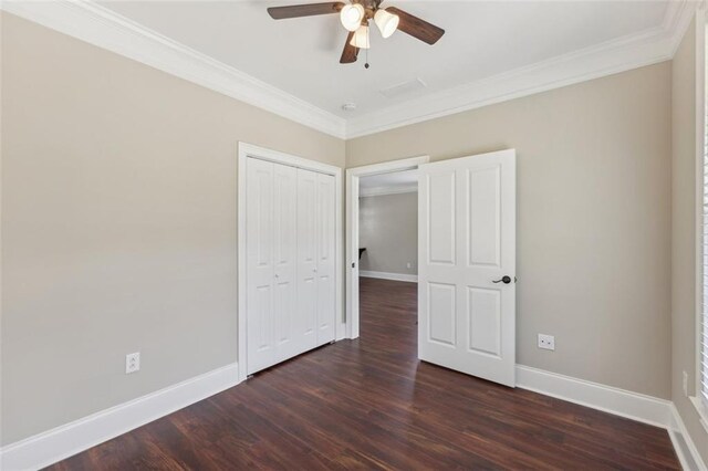 empty room with dark hardwood / wood-style flooring, ceiling fan, and ornamental molding