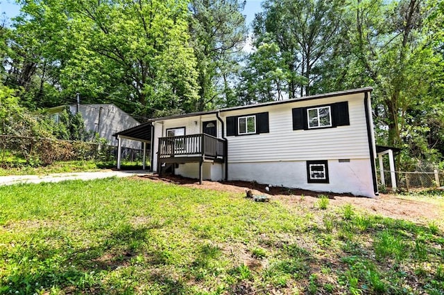 view of front of home with a front lawn