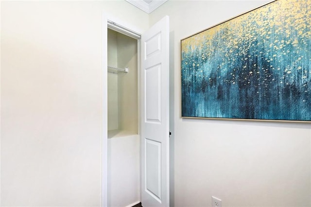 bathroom featuring crown molding