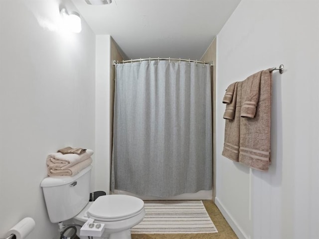 bathroom featuring visible vents, curtained shower, and toilet