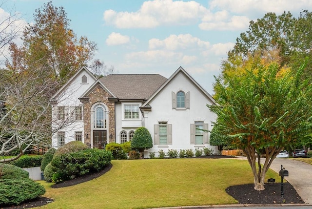 view of front of home featuring a front lawn