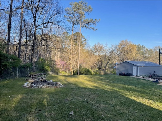 view of yard with an outdoor structure