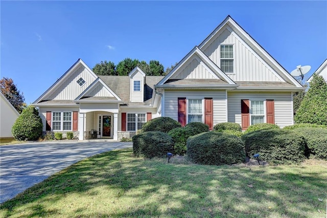 craftsman inspired home with a front yard