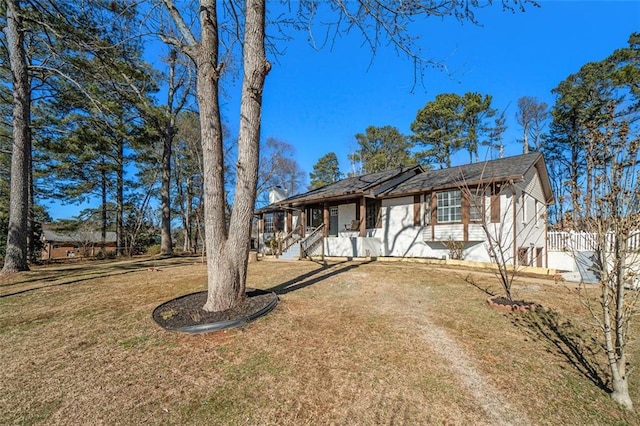 view of front of house featuring a porch and a front lawn