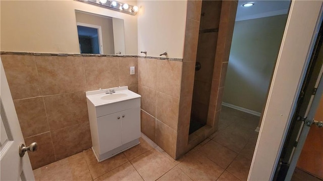 empty room with crown molding, ceiling fan, and dark hardwood / wood-style floors