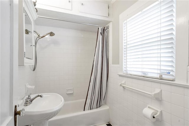 1908 E Roxboro Rd NE, Atlanta, GA 30324 - full bathroom featuring shower / tub combo and tile walls