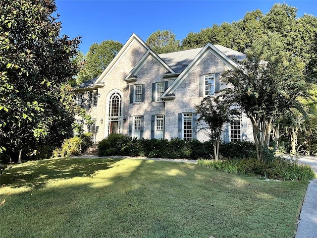 view of front facade featuring a front lawn