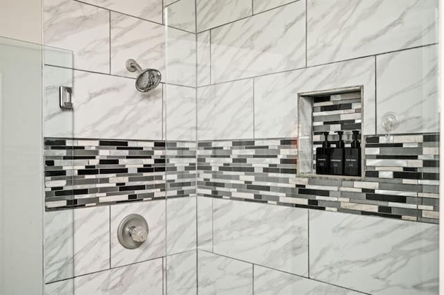 details featuring tiled shower