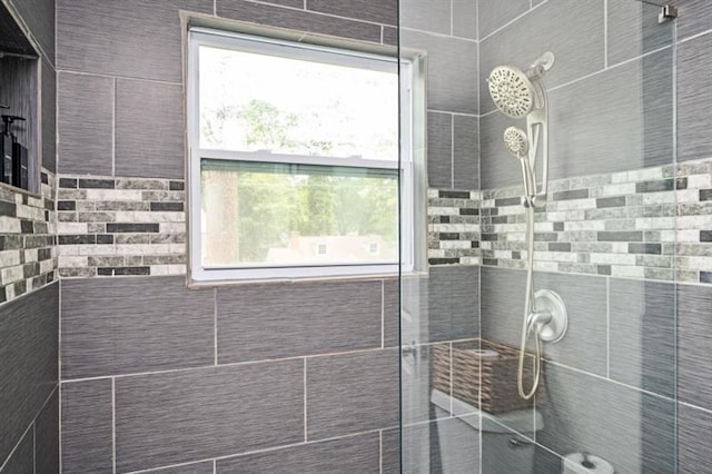 bathroom featuring tiled shower