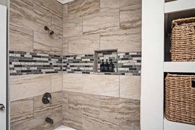 bathroom with tiled shower / bath combo