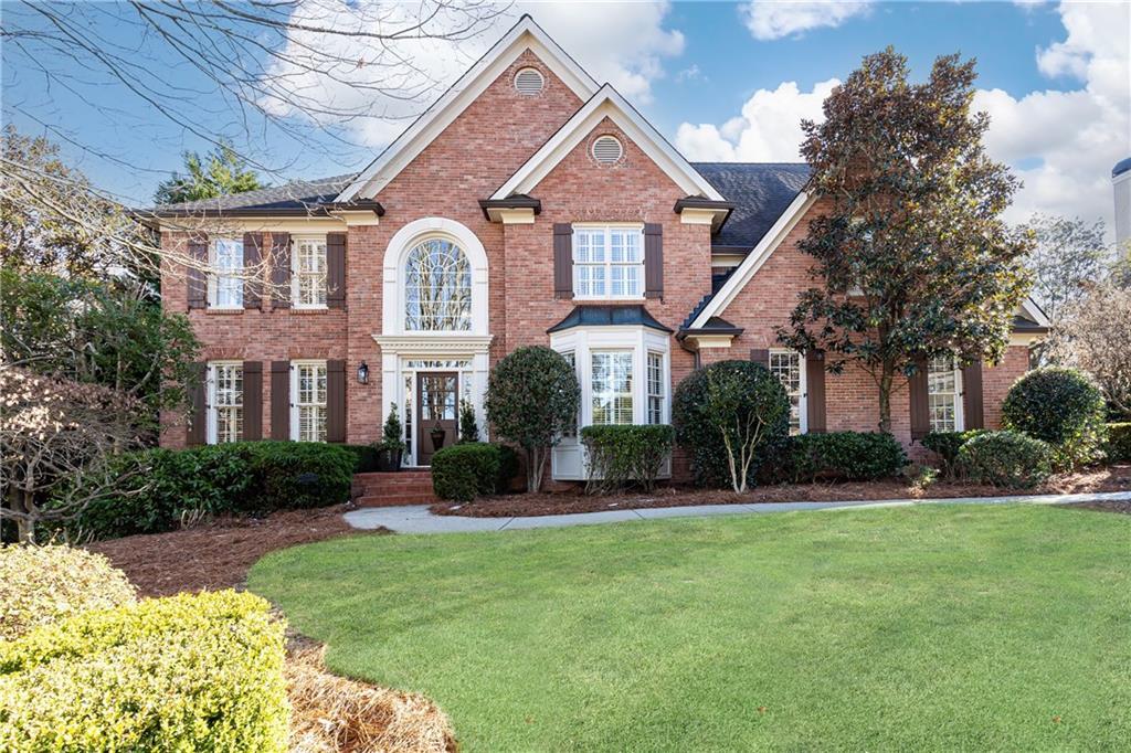 view of front of property featuring a front lawn