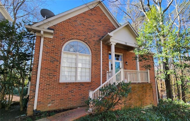 view of front facade featuring brick siding