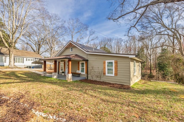 view of front of house featuring a front lawn