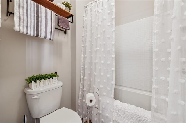 full bathroom featuring a shower with shower curtain and toilet