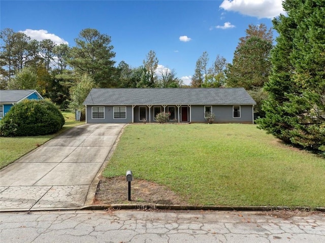 ranch-style home featuring a front lawn