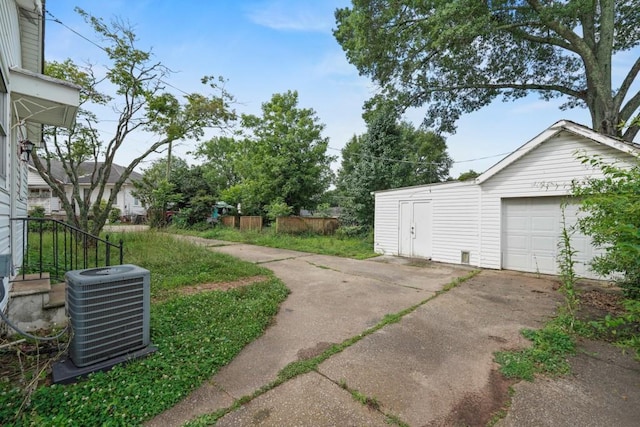 10 Shadburn Ferry Rd, Buford, GA 30518 - view of yard featuring an outdoor structure, a detached garage, and driveway