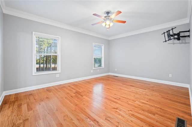 empty room featuring crown molding, light hardwood / wood-style floors, and ceiling fan