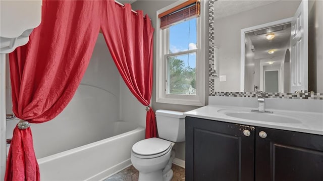 full bath with toilet, vanity, baseboards, decorative backsplash, and shower / bathtub combination with curtain